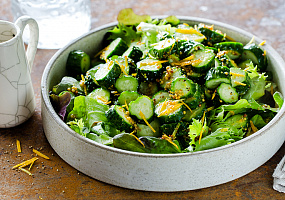 Зеленый салат с огурчиками и цитрусовой заправкой