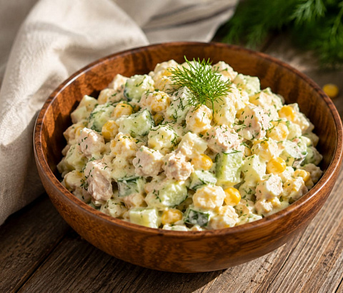 Салат с курицей и кукурузой