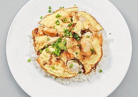Оякодон (японский омлет с рисом и курицей)