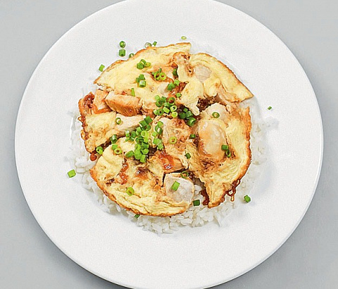 Оякодон (японский омлет с рисом и курицей)