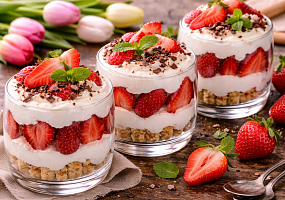 Десерт Клубника в сливочном креме к 8 марта