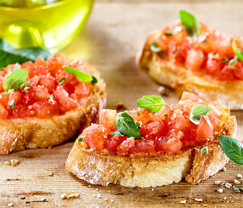 Брускетта с помидорами