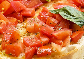 Брускетта с помидорами