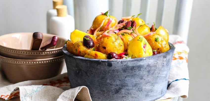 Салат из картофеля  с маслинами и красным луком
