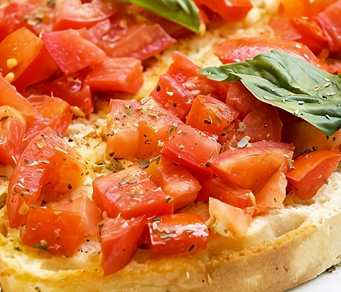 Брускетта с помидорами