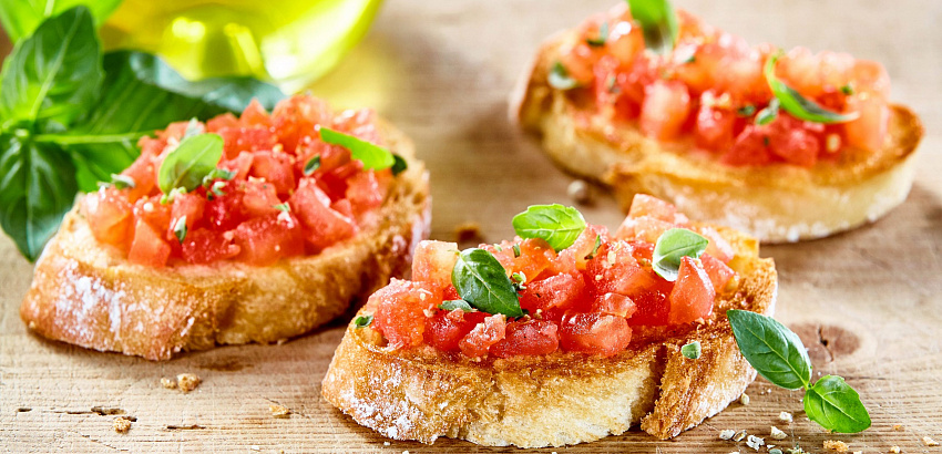 Брускетта с помидорами