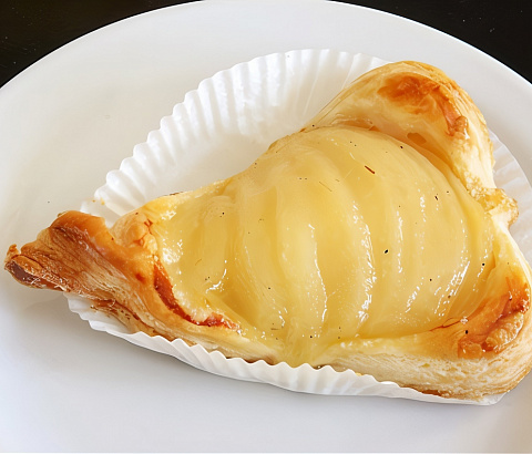 Груши в слоеном тесте с корицей