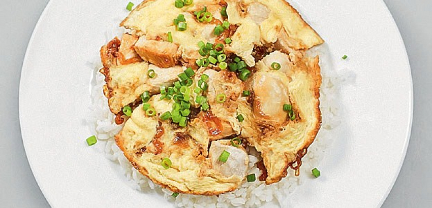 Оякодон (японский омлет с рисом и курицей)