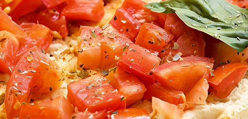 Брускетта с помидорами